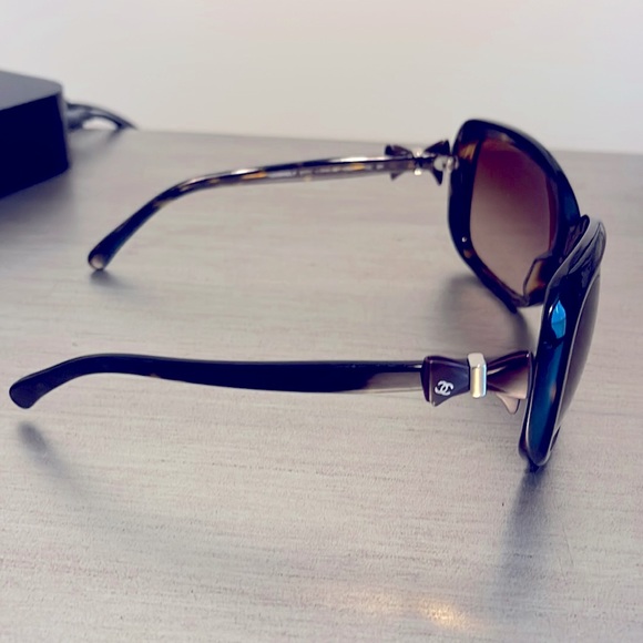 Vintage brown Chanel sunglasses. - Picture 1 of 5